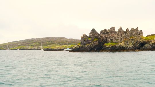 Fortifications en ruine à l'entrée du port d'Inishbofin