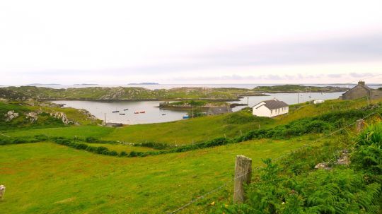 Vue panoramique sur le mouillage d'Inishbofin