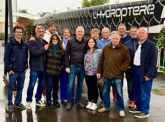 Anniversaire devant l'Hydroptère avec des Papés et des anciens ingénieurs naviguants