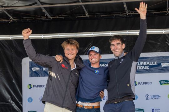 Gaston Morvan, champion de France élite de Course au large 2024 (à droite), Loïs Berrehar 2ème (au milieu), et Basile Bourgnon 3ème (à gauche) © Alexis Courcoux