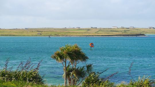 Wing surf sur le plan d'eau exposé au vent mais abrité de la houle de Blacksode bay