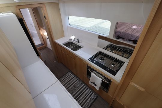 Inside the Seawind 1170, you can take advantage of a full galley with sea view