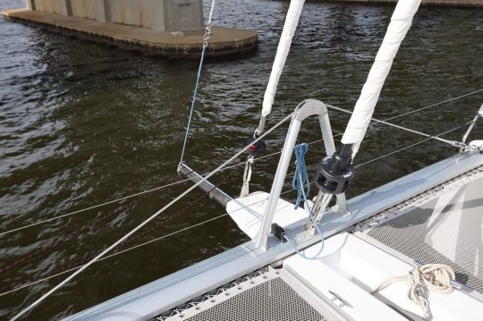 Retractable carbon bowsprit for spinnaker rigging