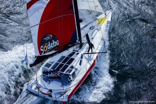 Des panneaux solaires sur le roof de l'IMOCA MS Amlin © Thomas Deregnieaux / Qaptur