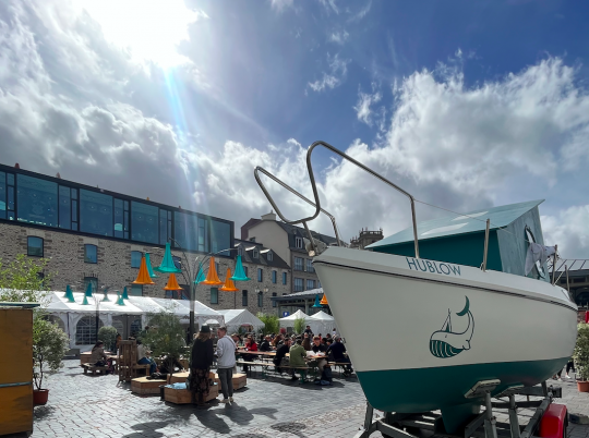 Le bateau cabane en exposition