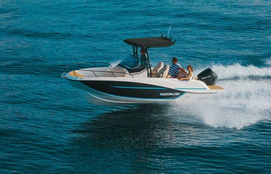 Le 705 Open de Quicksilver est un bateau familial et polyvalent