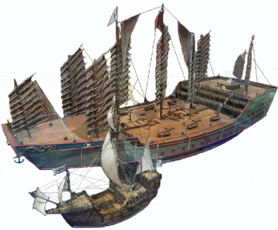 Maquette d'un bateau trésor chinois de 1405, au second plan, et d'une caravelle, au premier plan