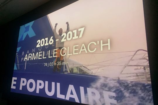 Projection sur grand écran de l'arrivée des vainqueurs