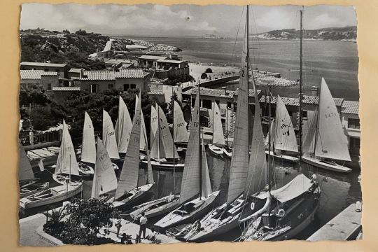 Les régates dans le petit port de Bandor