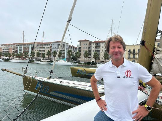 Emmanuel Le Roch à bord de Flo dans le port de Sète