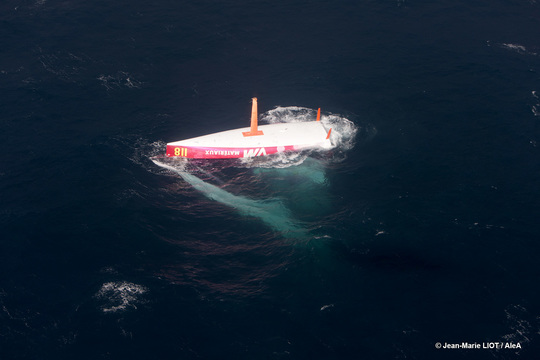 Survol de l'IMOCA retourné de Jean Le Cam