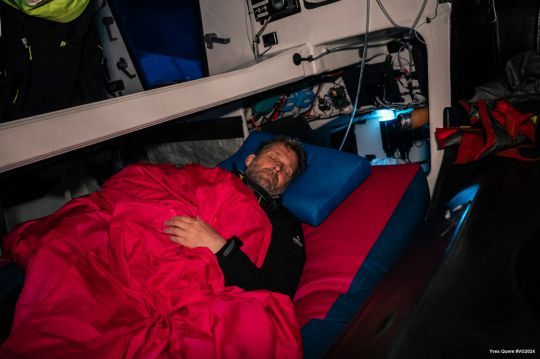 Eric Bellion a installé une banette dans son bateau en vue du Vendée Globe © Yves Quere