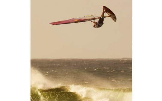 Robby Naish en pleine action sur les vagues de Hookipa © IWT