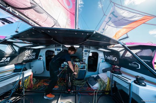 Tanguy le Turquais dans le cockpit de l'IMOCA Lazare © Coline Beal