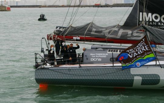 Luc Alphand à la barre de DCNS, avant le prologue de la Transat Jacques-Vabre 2011 © Pierre Monnier