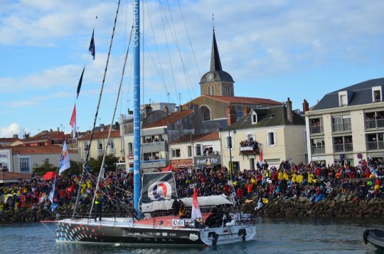 L'IMOCA Comme Un Seul Homme au départ du Vendée Globe 2016/2017 avec Eric Bellion © Eric Houdas