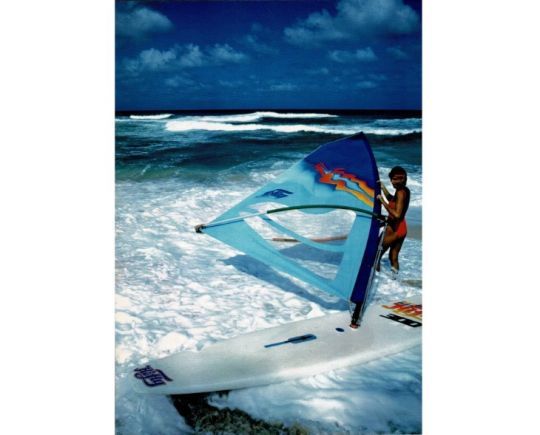 Suzan Gedayloo se met à l'eau avec sa Hifly, Hawaii © Sardinia Windsurfing Museum