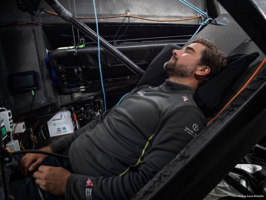 Une zone de vie pour se reposer dans l'IMOCA Malizia SeaExplorer © Antoine Auriol