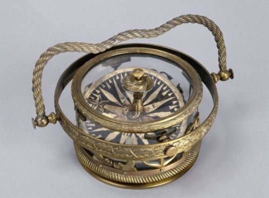 Compas circulaire renversé datant du 19e, gradué en degrés par quarts de cercle de 90° © Musée National de la Marine