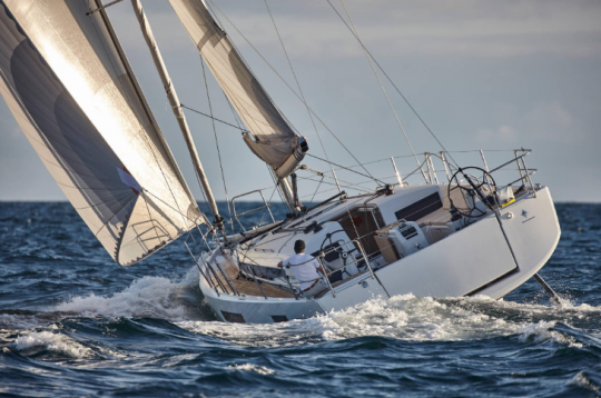 Le Sun Odyssey 440 de Jeanneau intègre des systèmes de pilotage automatisés © Jeanneau