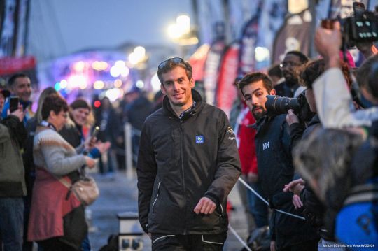 Charlie Dalin, premier skipper à descendre sur les pontons © Vincent Curutchet / Alea