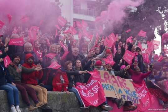 La foule en ferveur sur le chenal des Sables d'Olonne © Mark Lloyd / Alea