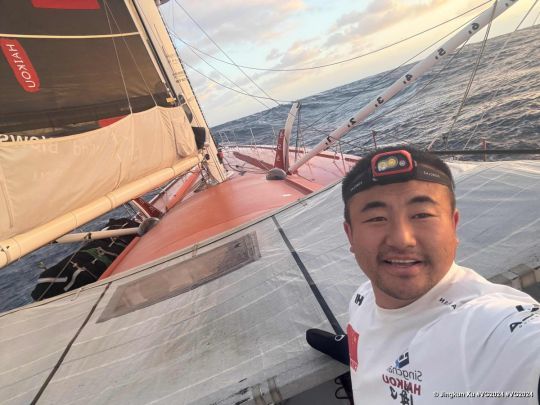 Jingkun Xu toujours debout et tout sourire sur Singchain Team Haikou malgré sa blessure © Jingkun Xu