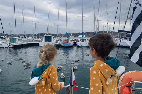 Petit rituel du soir : donner les restes de poisson aux mouettes et aux goélands