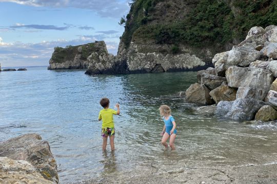 Quel bonheur de rentrer de l'école et d'aller se baigner à la petite plage du port