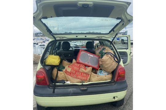 Et bien non, nous avons préféré bourrer la Twingo pour naviguer léger