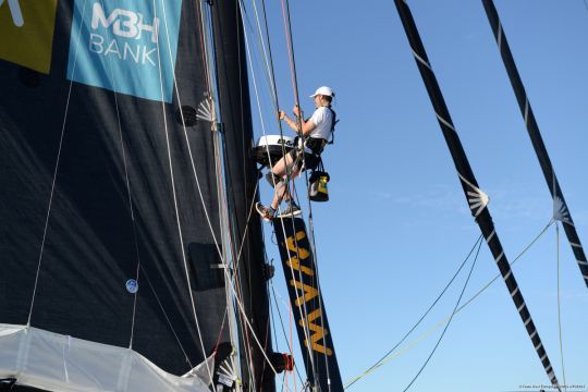 Szabolcs Weöres grimpant dans son mât pour réparer sa grand-voile © Team New Europe #VG2024