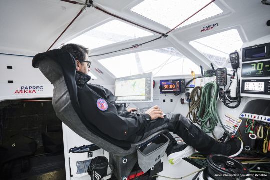 Un cockpit fermé pour l'IMOCA Paprec Arkea © Julien Champolion / polaRYSE