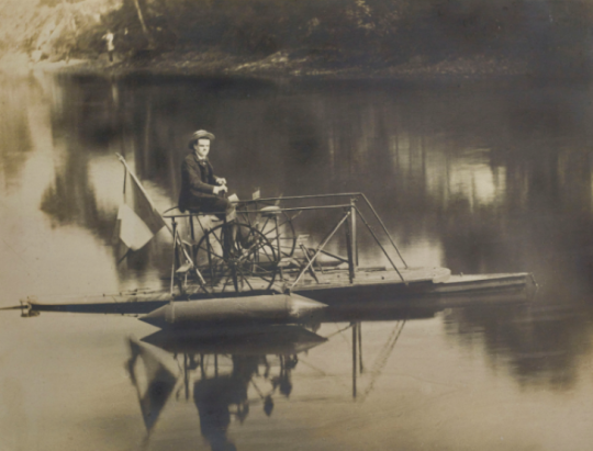 Léon Bollée sur son bateau à pédales, 1886