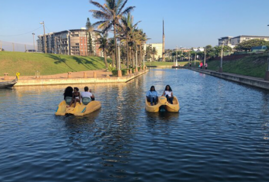 Promenades en pédalo sur les canaux du front de mer de Durban Point