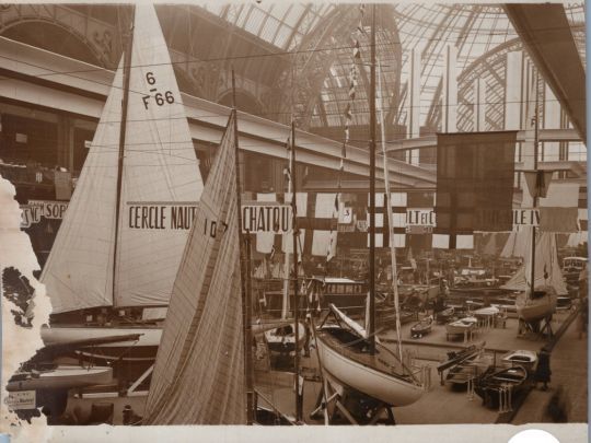 Mêli-mêlo de bateaux sous la verrière du Grand Palais