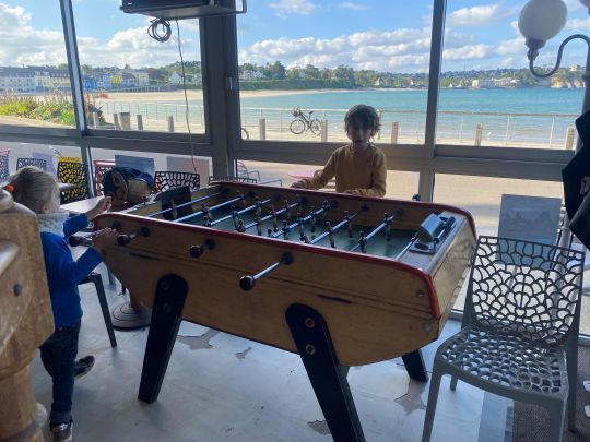 Baby Foot au bar après l'école