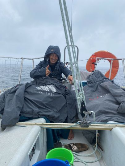 sous les K-way, nos deux enfants dorment sous la pluie dans la pétole