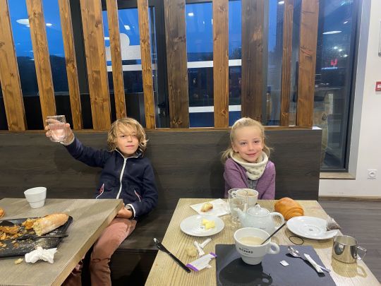 Petit dej' à la boulangerie avant l'école