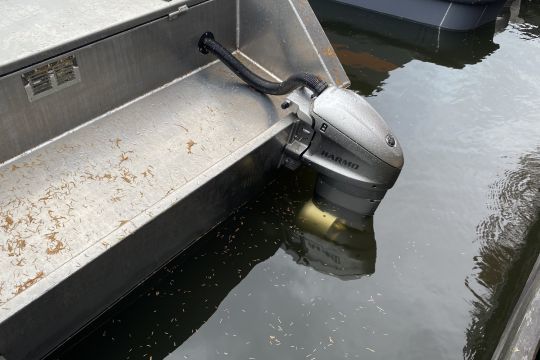 Installé au ras de l'eau, le moteur se relève avec un trim électrique