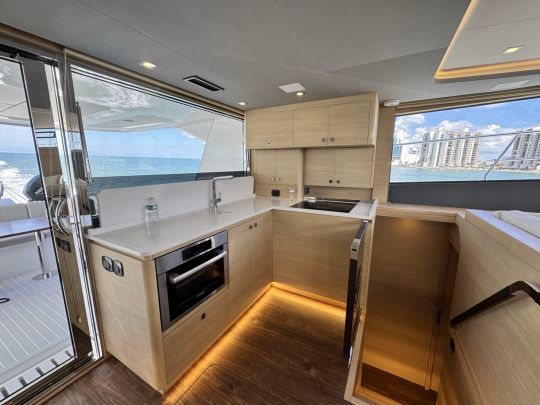 Thanks to a tilting window, the galley can be turned to a bar