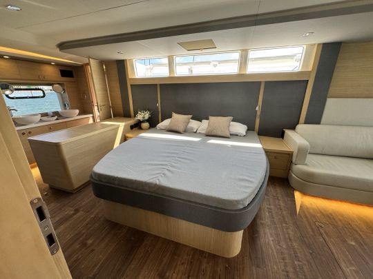 The master cabin is located at the same level than the main deck