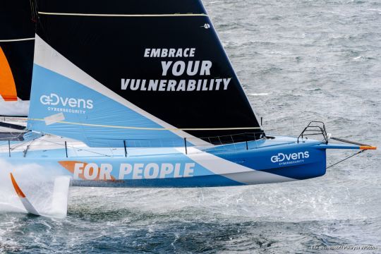 L'étrave de l'IMOCA Vulnerable de Thomas Ruyant est bananée © Eloi Stichelbaut / Polaryse