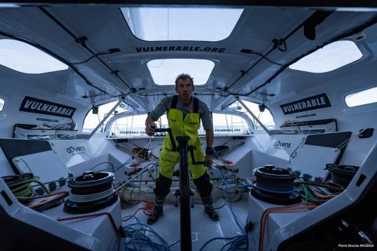 Thomas Ruyant au sec dans son cockpit © Pierre Bouras