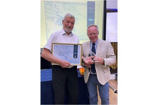 Andrew Pindar OBE DL remet à Jean-Luc son Lifetime Achievement Award