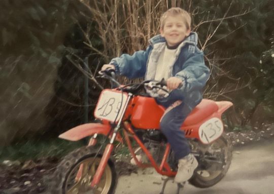 Benjamin aux commandes de sa première fusée, à 6 ans