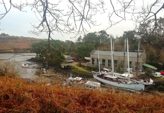 Le chantier de l'AJD, lové dans écrin de verdure sur un bras de l'Aber Wrac'h