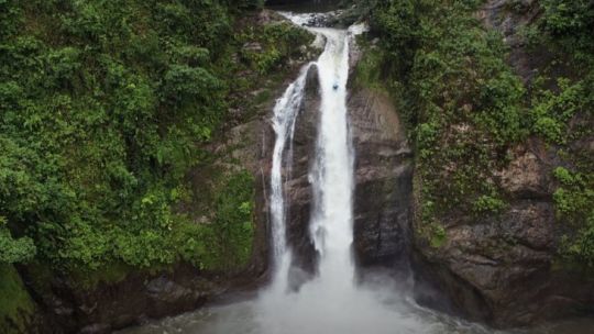 Nouria Newman sur la Pucuno Waterfall, Équateur © Red Bull