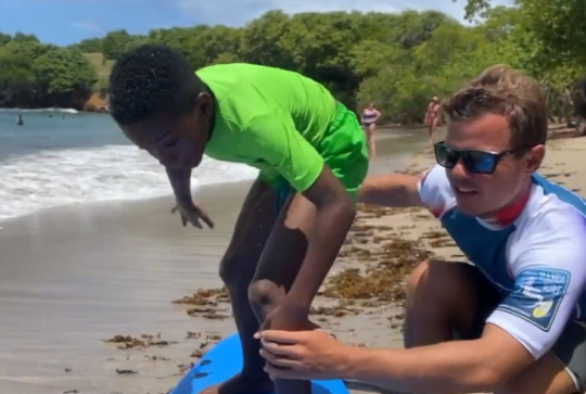 Thomas Da Silca initie des enfants en Martinique © Outre-mer la 1ère