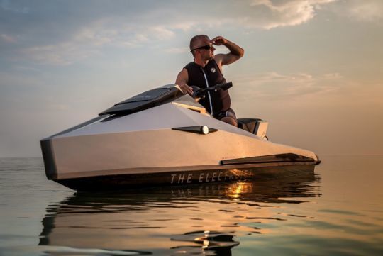 Ce jet ski a comme un air de Cybertruck, mais il ne vient pas de chez Tesla