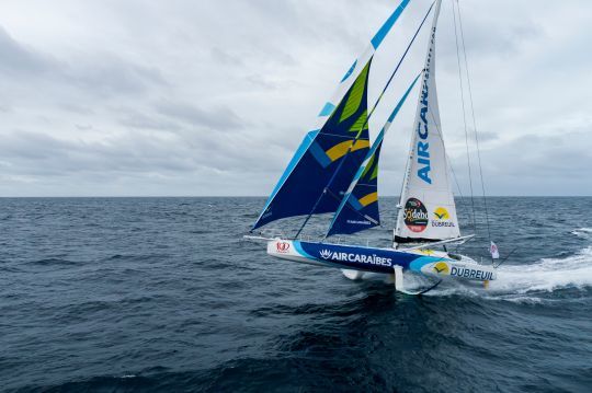 Groupe Dubreuil qui a aujourd'hui cassé son foil bâbord